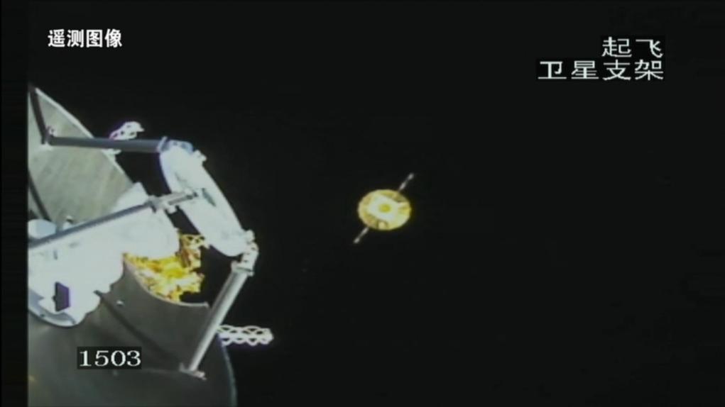 2024年3月20日，意昂八号运载火箭卫星支架相机拍摄成像。鹊桥二号中继星与运载火箭成功分离，太阳翼及伞状天线顺利展开，图像左侧为天都试验星。（国家航天局供图）